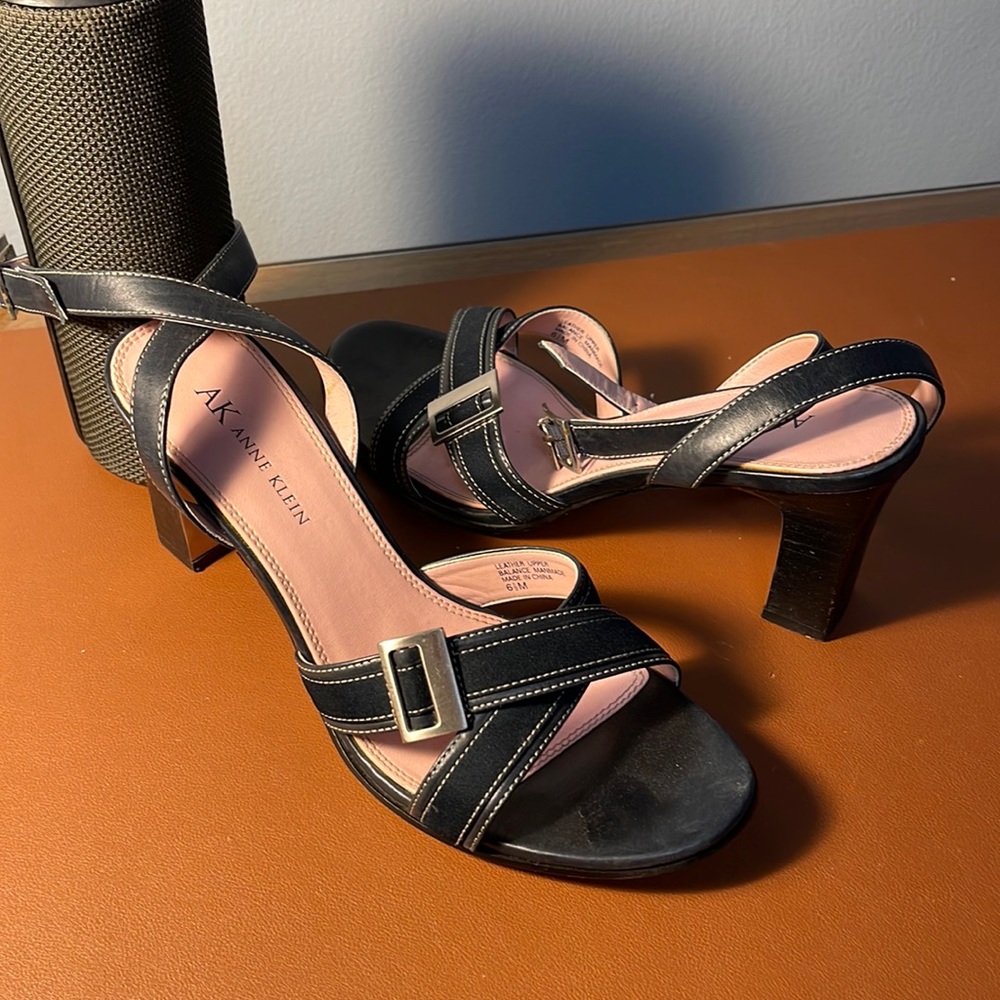 Cute stewpot sandals with chunky heel
